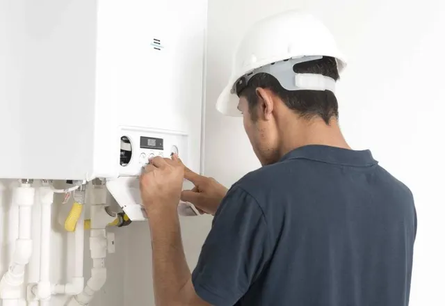 Technicien sur un chauffe-eau