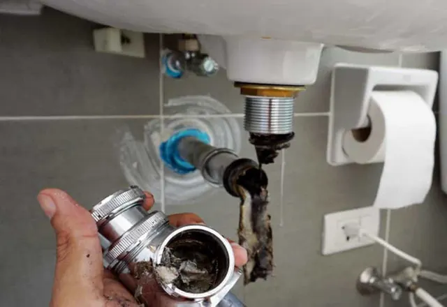 Siphon d'évier débouché
