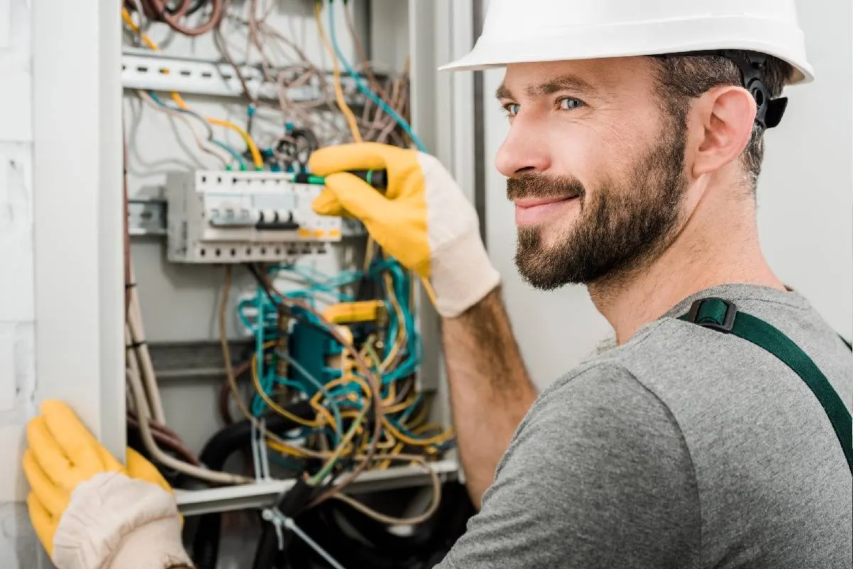 Électricien intervenant sur un tableau électrique