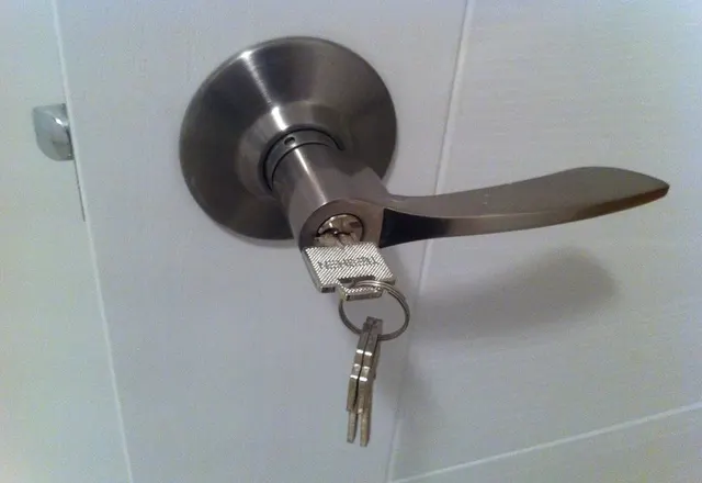 Clé dans une serrure de porte
